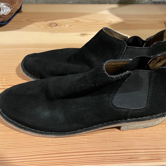 Black suede Steve Madden booties size 8 - Picture 2 of 5
